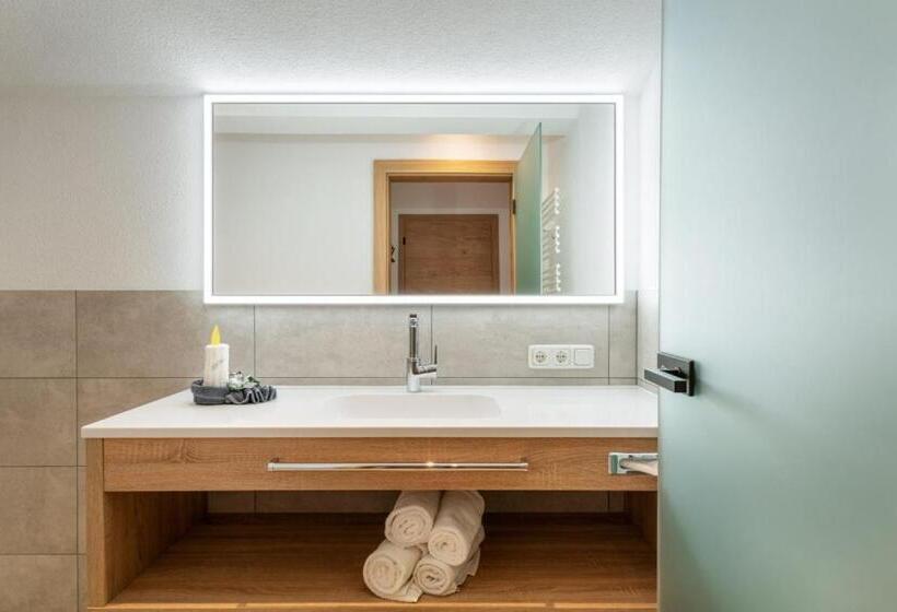 חדר סטנדרט לשלושה עם מרפסת, Dorfstube