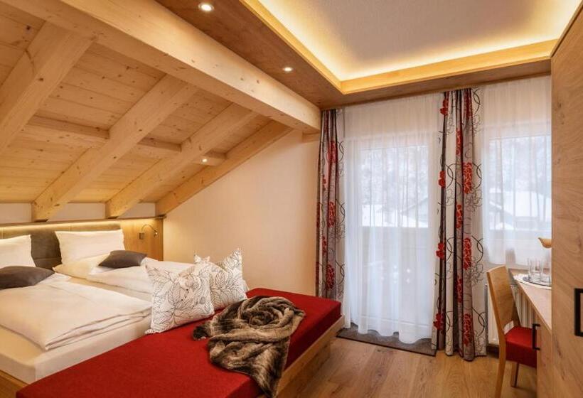 חדר סטנדרט לשלושה עם מרפסת, Dorfstube