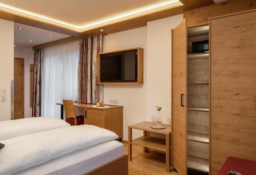 חדר סטנדרט לשלושה עם מרפסת, Dorfstube