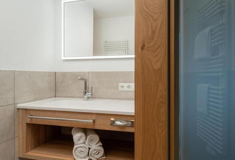 חדר סטנדרט לשלושה עם מרפסת, Dorfstube