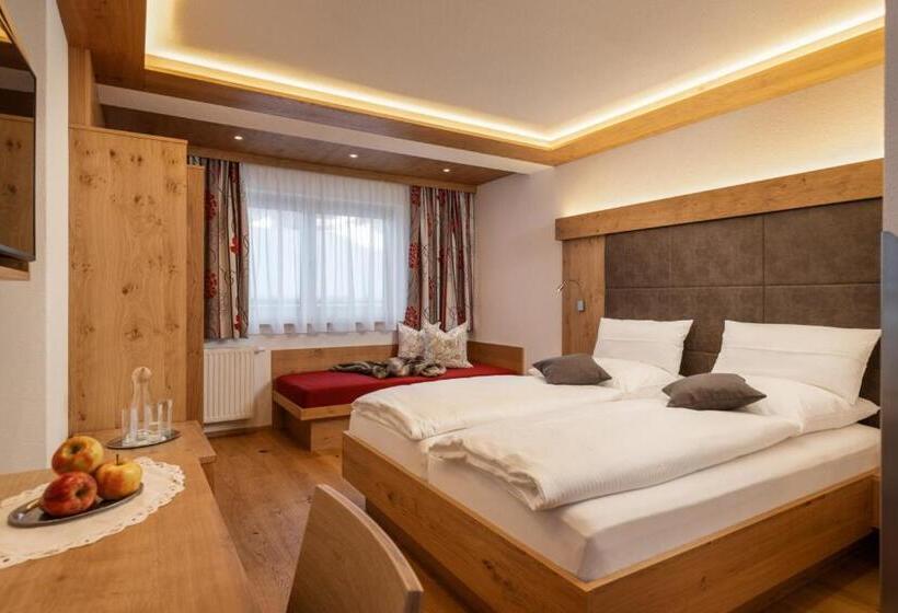 חדר סטנדרט לשלושה עם מרפסת, Dorfstube