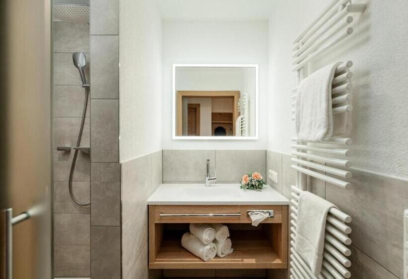 חדר סטנדרט עם מרפסת, Dorfstube