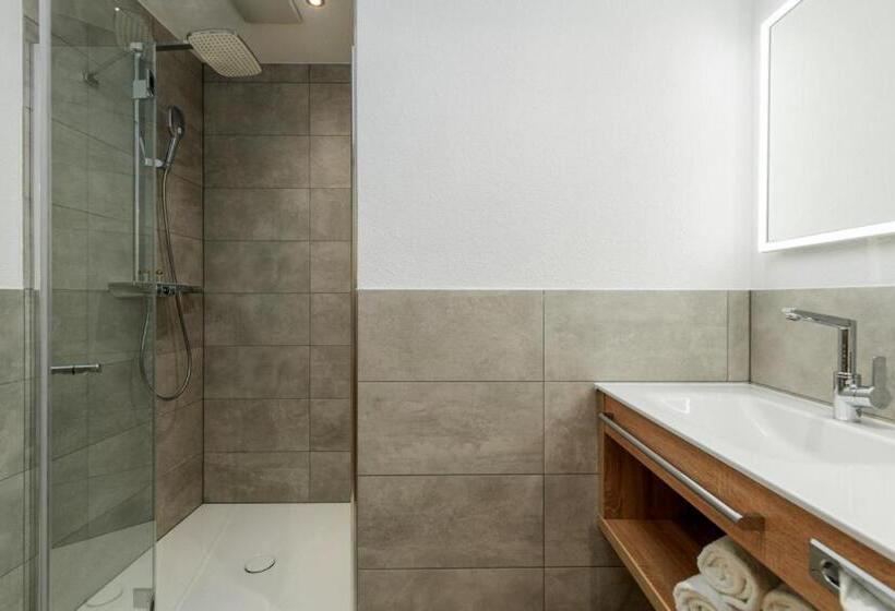 חדר סטנדרט לשלושה עם מרפסת, Dorfstube