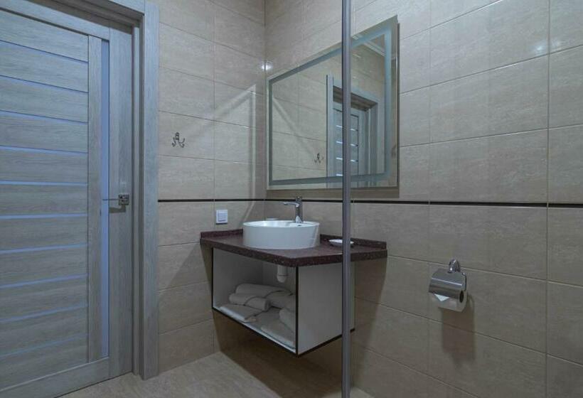 标准三人间, Garden