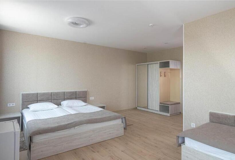 标准三人间, Garden