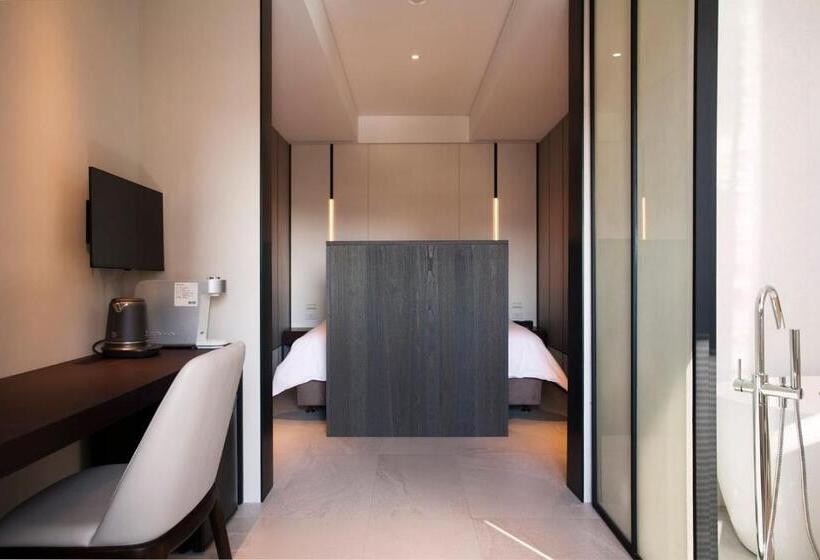 اتاق سوپریور, Manho