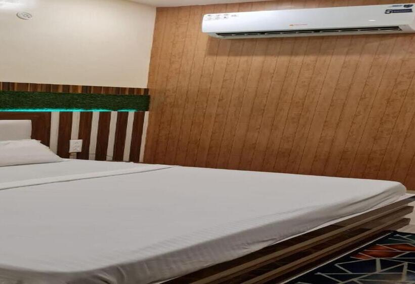 トリプルクラシックルーム, Pop 82375  Green Star