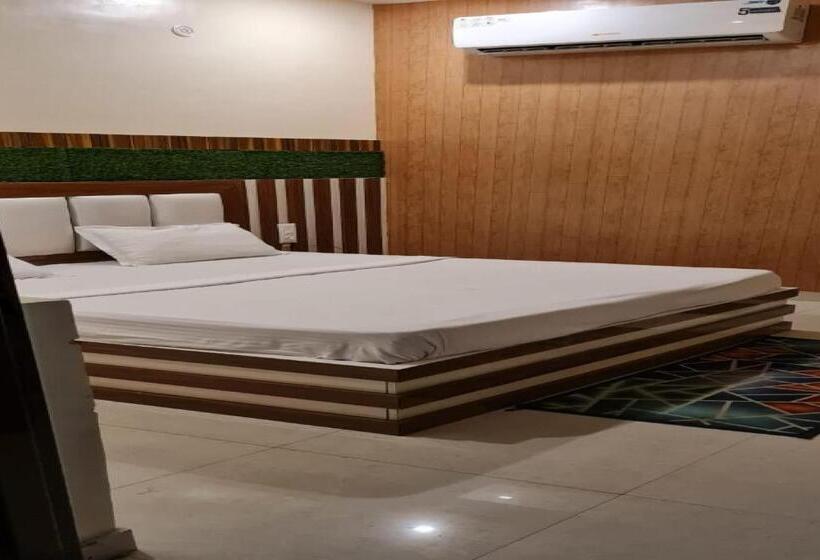 トリプルクラシックルーム, Pop 82375  Green Star