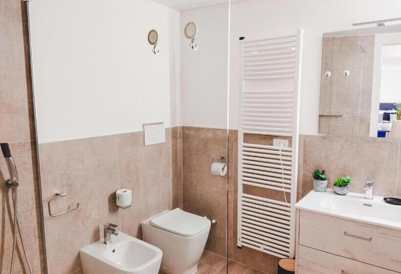 חדר דחוקס עם מיטת קינג, Ca  Ross