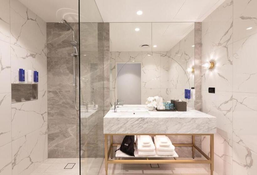 带大床的豪华间, Dorsett Gold Coast