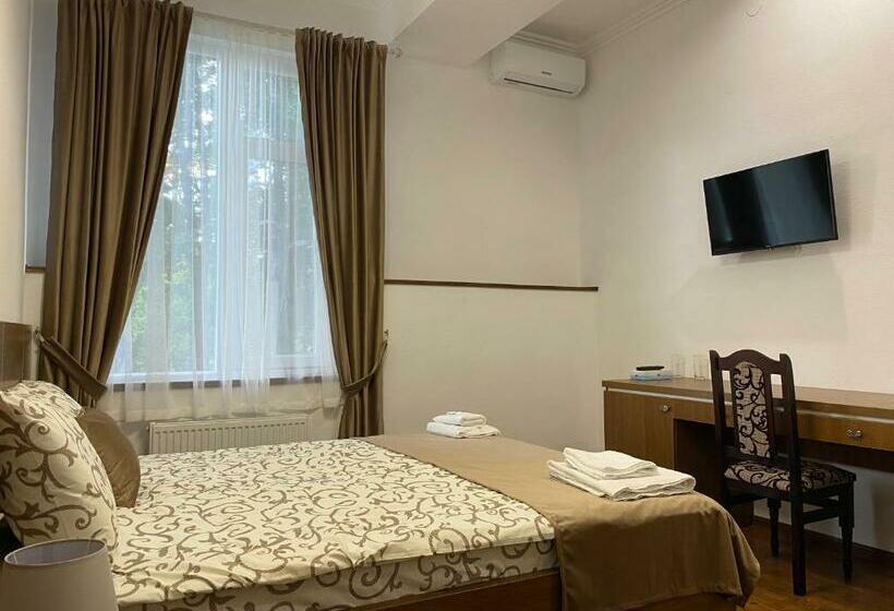 חדר סופריור לשלושה, Grand