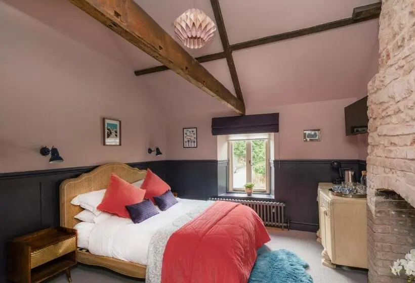 اتاق سوپریور با تخت بزرگ, The Queens Chew Magna