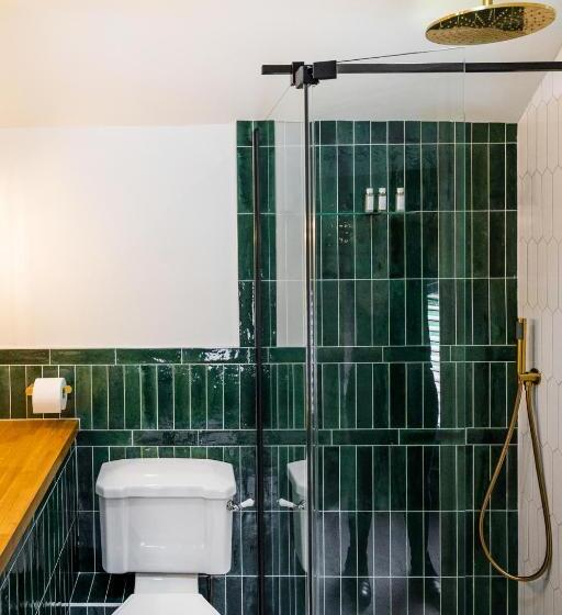 اتاق خانوادگی, The Queens Chew Magna