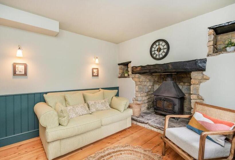 اتاق خانوادگی, The Queens Chew Magna