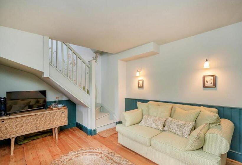 اتاق خانوادگی, The Queens Chew Magna