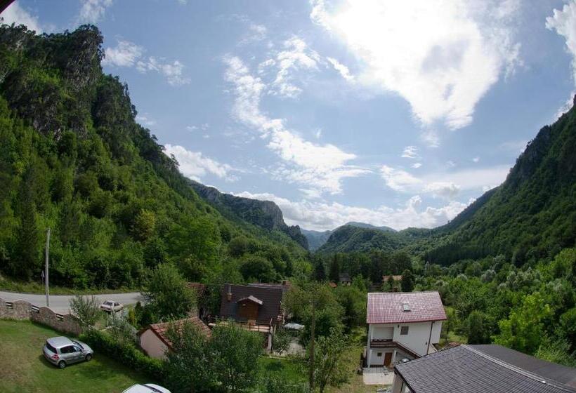 اتاق استاندارد چهارنفره با بالکن, Vila Sunce Village Resort Konjic