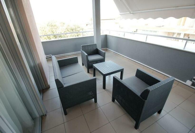 استودیوی استاندارد, Oasis Apartments