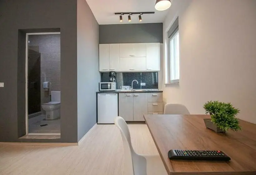 استودیوی استاندارد, Oasis Apartments