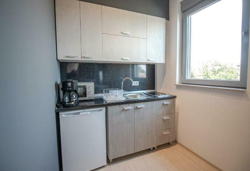 استودیوی استاندارد, Oasis Apartments