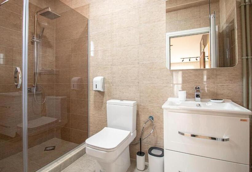 استودیوی استاندارد, Oasis Apartments