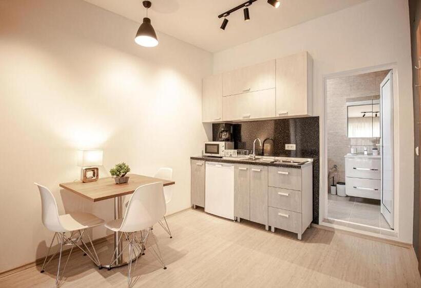 استودیوی استاندارد, Oasis Apartments