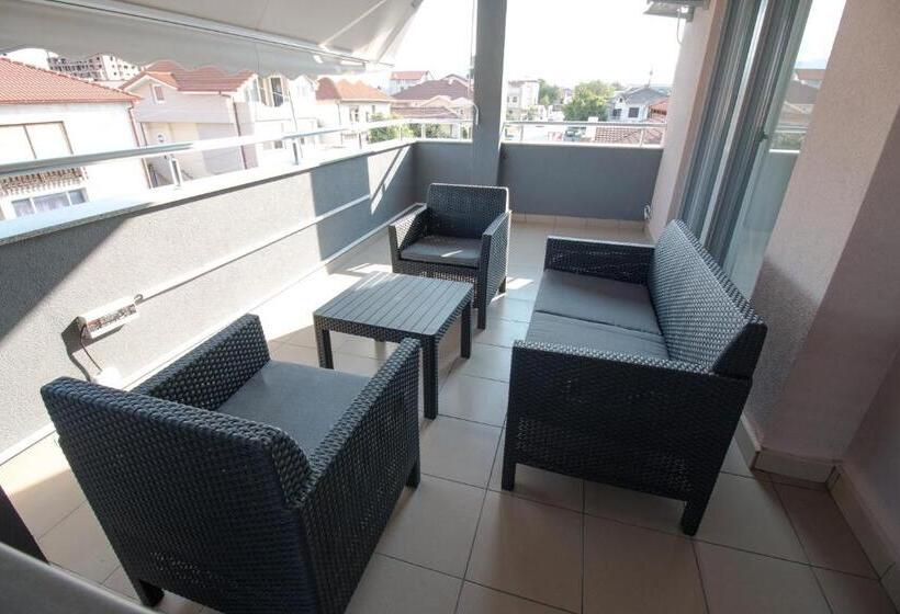 استودیوی استاندارد, Oasis Apartments