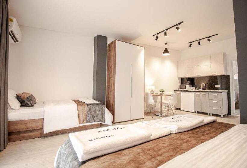 استودیوی استاندارد, Oasis Apartments