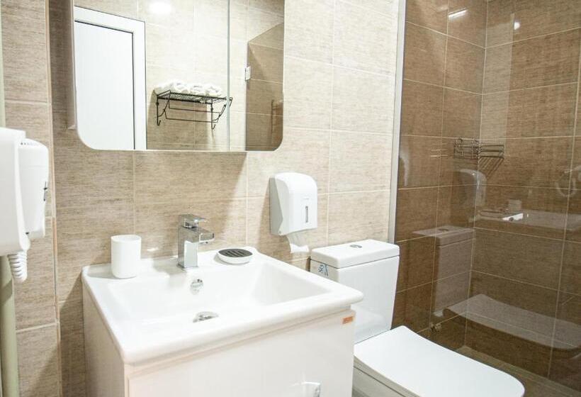استودیوی استاندارد, Oasis Apartments
