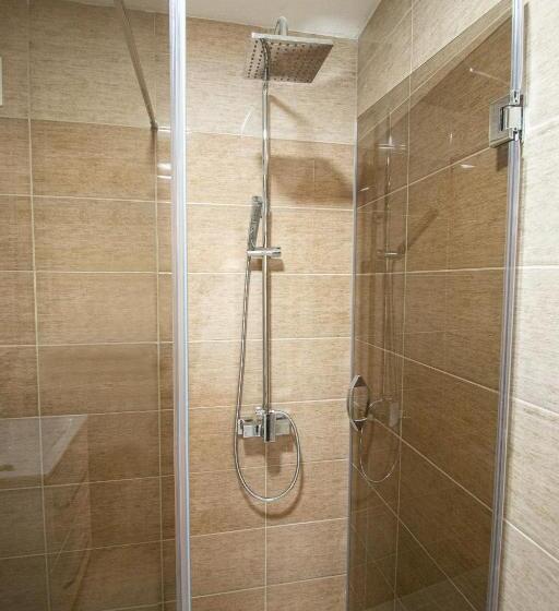 استودیوی استاندارد, Oasis Apartments