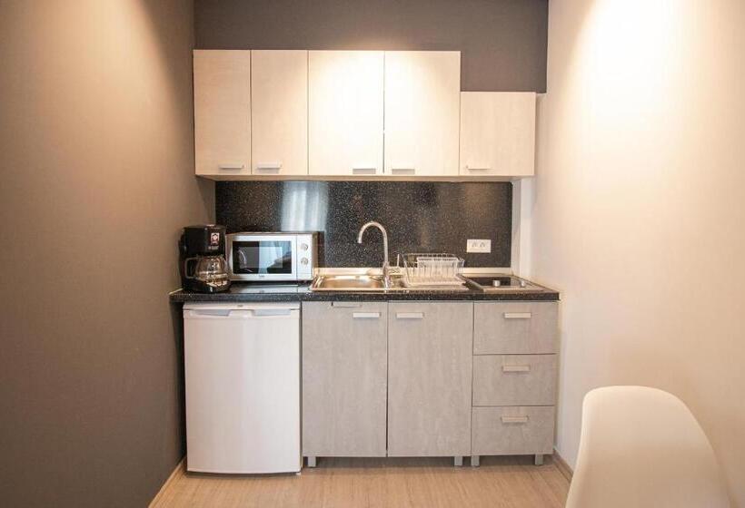 استودیوی استاندارد, Oasis Apartments