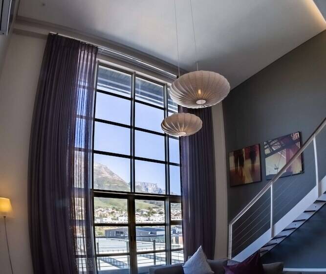 Номер Deluxe, Doubletree By Hilton Cape Town Upper Eastside