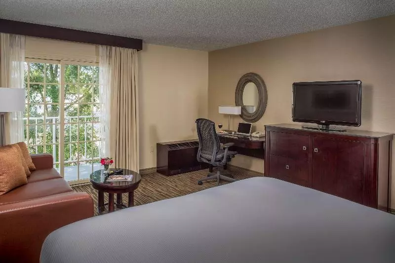 バルコニー付きスタンダードルーム, Doubletree Raleigh Durham Airport At Research Triangle Park