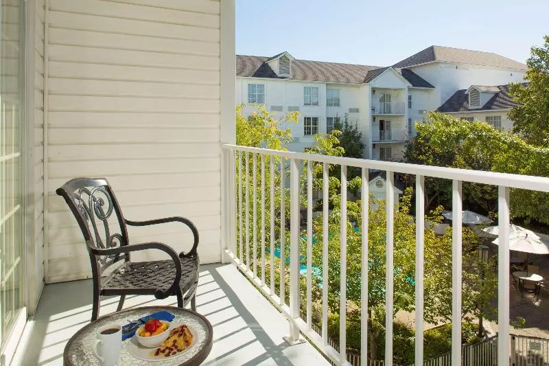 バルコニー付きスタンダードルーム, Doubletree Raleigh Durham Airport At Research Triangle Park