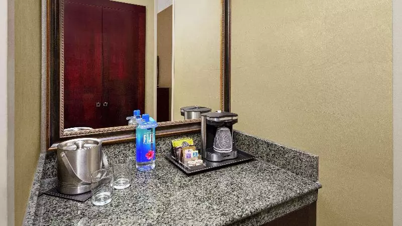 キングサイズベッドのスタンダードルーム, Doubletree Raleigh Durham Airport At Research Triangle Park