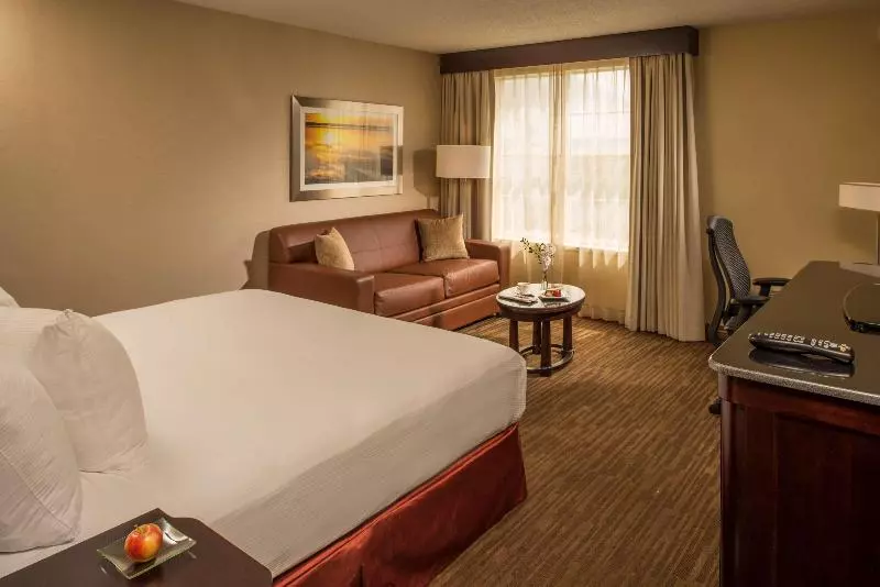 キングサイズベッドのスタンダードルーム, Doubletree Raleigh Durham Airport At Research Triangle Park