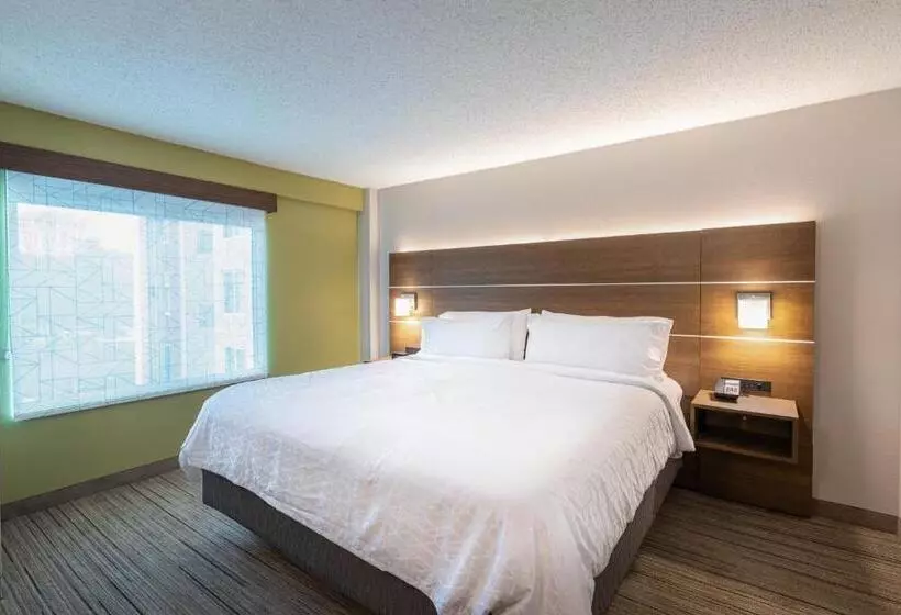 キングサイズベッドのスイートルーム, Holiday Inn Express & Suites Asheville Downtown, An Ihg