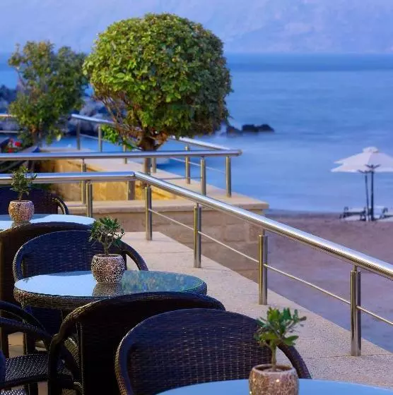 サイドシービュースイート, Molos Bay