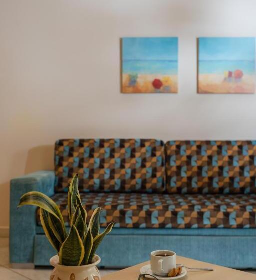 جناح مطلّ علي الحديقة, Molos Bay