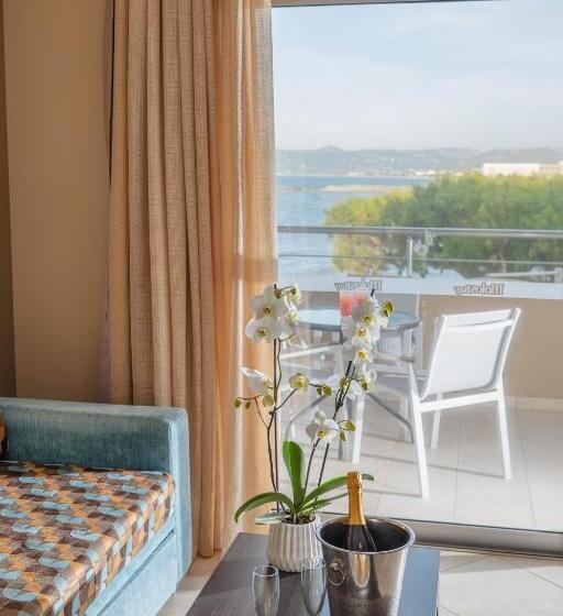 جناح مطلّ علي البحر, Molos Bay