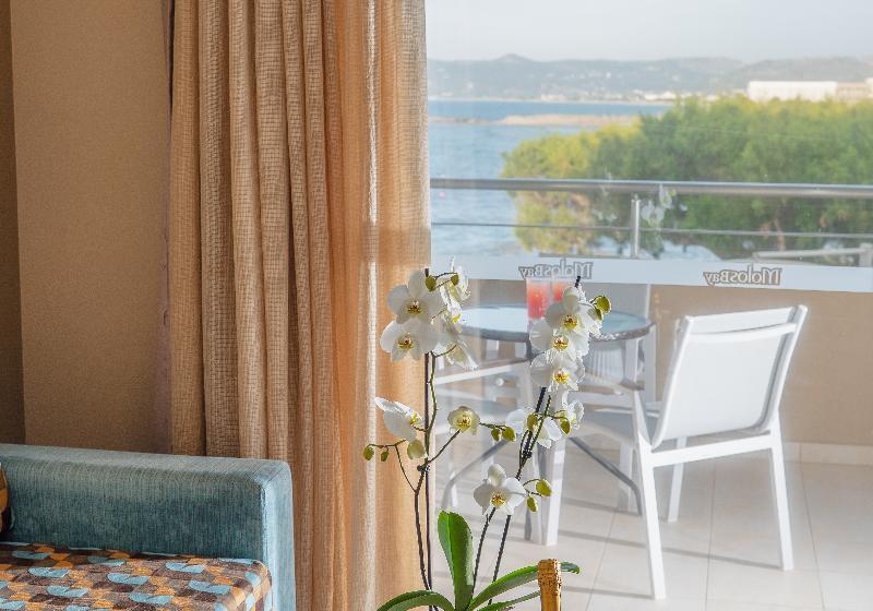海景套房, Molos Bay