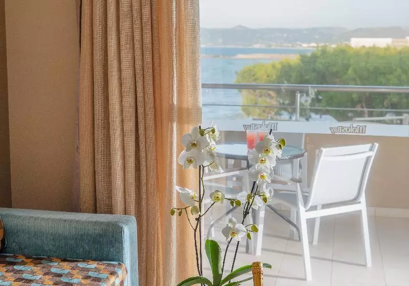 オーシャンビュースイート, Molos Bay