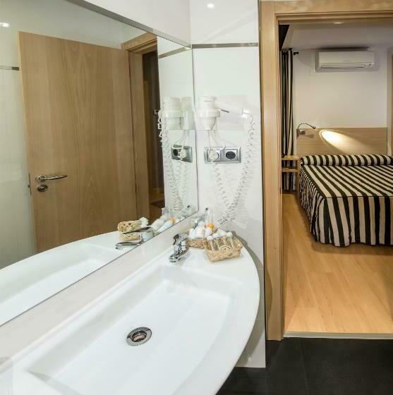 اتاق استاندارد, Puerta De La Santa