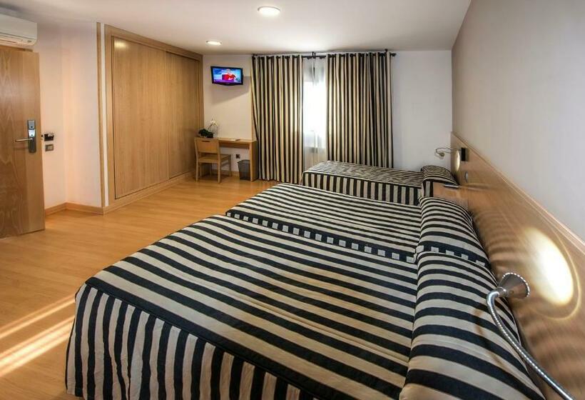 اتاق استاندارد سه نفره, Puerta De La Santa