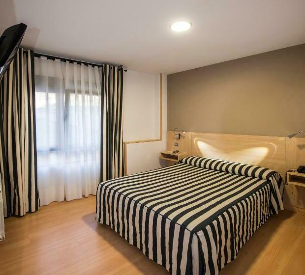 اتاق استاندارد سه نفره, Puerta De La Santa