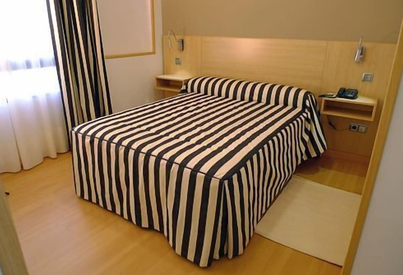 اتاق استاندارد, Puerta De La Santa