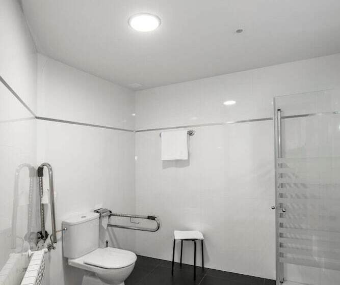 اتاق استاندارد سه نفره, Puerta De La Santa