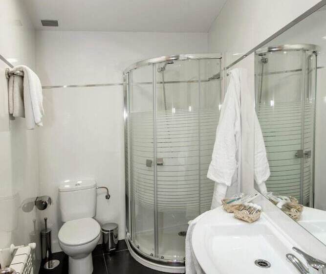 اتاق استاندارد, Puerta De La Santa