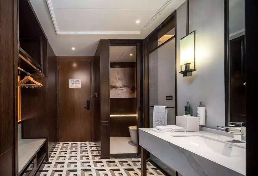 اتاق لوکس با تخت بزرگ, The Pennywell