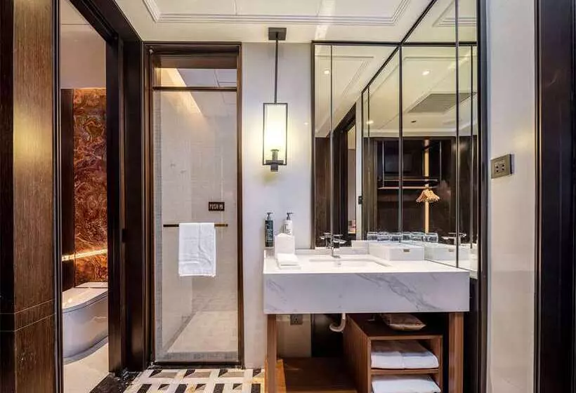 اتاق لوکس با تخت بزرگ, The Pennywell