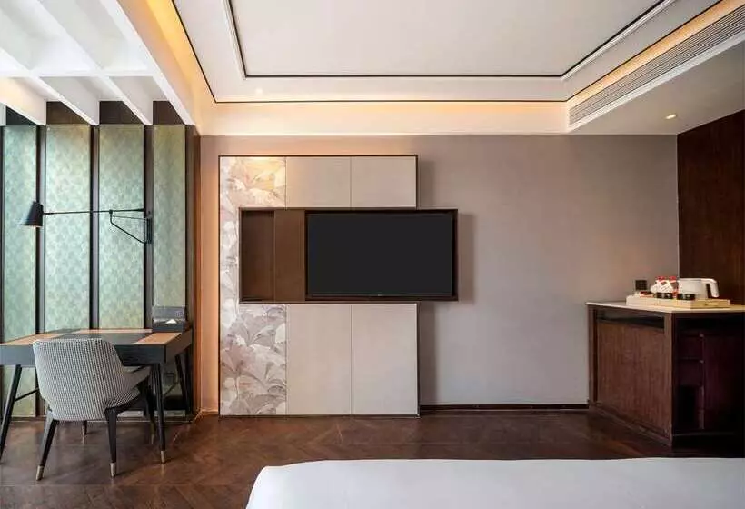 اتاق لوکس با تخت بزرگ, The Pennywell